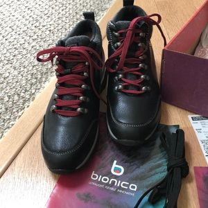 Black leather Tierra Biónica boots